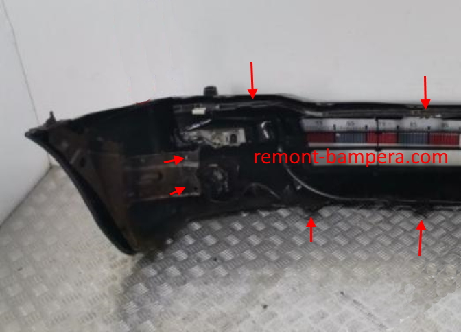 Befestigungspunkte der vorderen Stoßstange Mitsubishi L200 III (1996-2006)